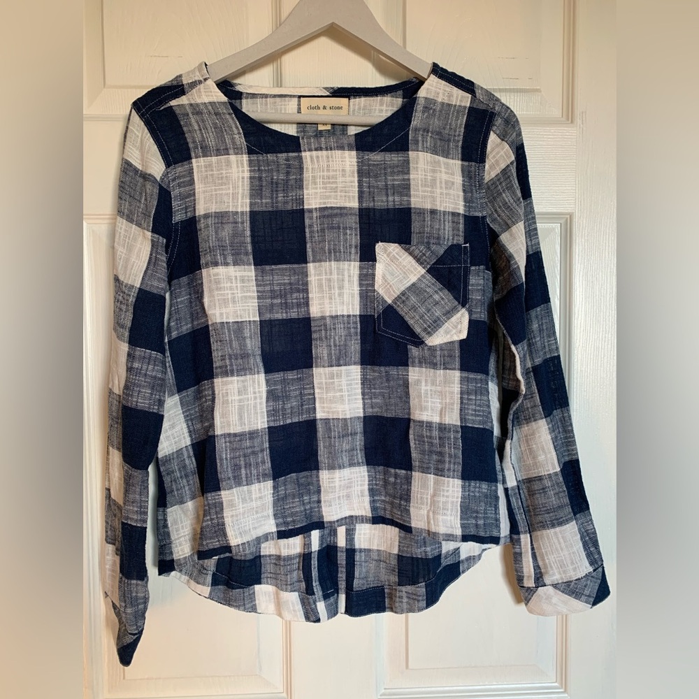 Anthropologie Cloth & Stone top with button detail on back